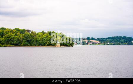 Blick auf die Möhnesee und die umliegende Landschaft am Abend. Natur bei Körbecke. Stockfoto