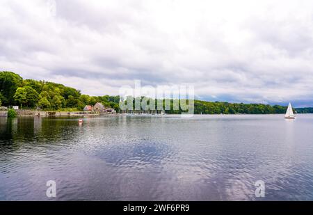 Blick auf die Möhnesee und die umliegende Landschaft am Abend. Natur bei Körbecke. Stockfoto