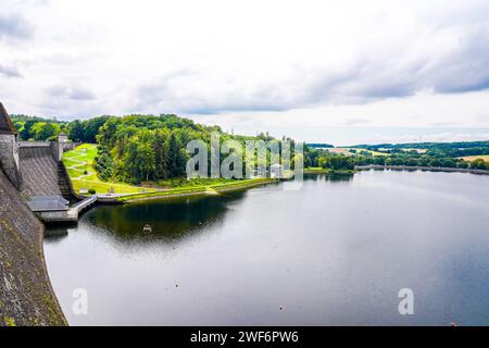 Blick auf die Möhnesee und die umliegende Landschaft am Abend. Natur bei Körbecke. Stockfoto