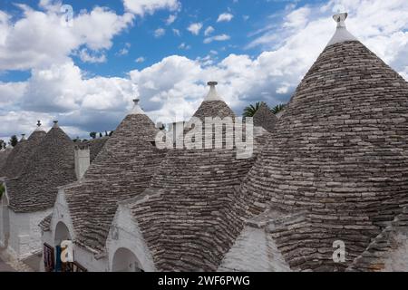 Die Trulli von Alberobello. Die Trulli sind weltweit für ihre charakteristische Schönheit und Einzigartigkeit berühmt Stockfoto