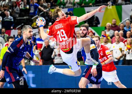 Köln, Deutschland. Januar 2024. Handball: Europameisterschaft, Frankreich - Dänemark, Endrunde, Endrunde, Finale, Lanxess Arena. Der dänische Mathias Gidsel (Mitte) im Kampf gegen Luka Karabatic (links) und Ludovic Fabregas (rechts). Quelle: Tom Weller/dpa/Alamy Live News Stockfoto