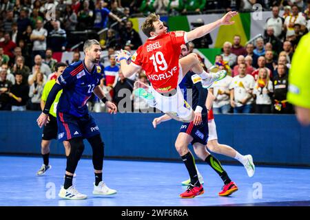 Köln, Deutschland. Januar 2024. Handball: Europameisterschaft, Frankreich - Dänemark, Endrunde, Endrunde, Finale, Lanxess Arena. Der dänische Mathias Gidsel (r) im Kampf gegen Luka Karabatic (l). Quelle: Tom Weller/dpa/Alamy Live News Stockfoto