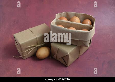 Bio-Eier in Papierkarton. Kein Kunststoff mehr Stockfoto