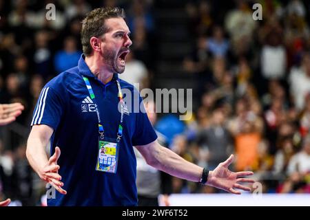 Köln, Deutschland. Januar 2024. Handball: Europameisterschaft, Frankreich - Dänemark, Endrunde, Endrunde, Finale, Lanxess Arena. Frankreichs Trainer Guillaume Gille reagiert während des Spiels. Quelle: Tom Weller/dpa/Alamy Live News Stockfoto