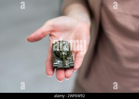 Modell mit grünem Tank in der Hand Stockfoto