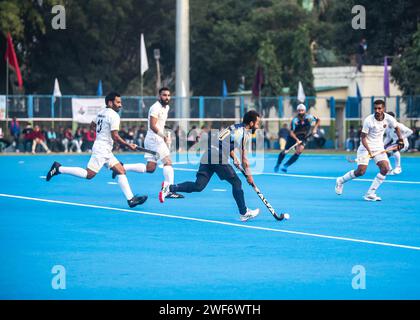 Kalkutta, Indien. Januar 2024. Die indische Marine gewinnt die 125. Ausgabe des Beighton Cup Hockey Turniers in Kalkutta, indem sie Indian Oil im Elfmeterschießen im Finale besiegt. Beide Mannschaften waren nach der Regelleistung 2-2 gleich. Bei der Schießerei setzte sich das Navy-Team mit 3:2 durch. India Navy 2 (Sushil Dhanwar, Akib Rahim) besiegte Indian Oil 2 (Gurjinder Singh-2) durch Elfmeterschießen [Indian Navy 3 (Prashant, Yogesh Singh, Kuldeep) bt Indian Oil 2 (Affan Yusuf, Ankit PAL). Der Beighton Cup (auch bekannt als Coal India Beighton Cup aus Sponsoringgründen) ist ein von Hockey organisiertes Hockeyturnier Stockfoto