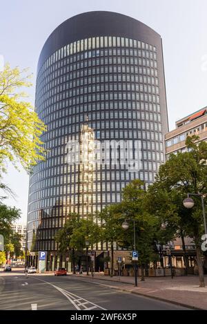 Dortmund - 14. August 2022: Der RWE Tower rundet den Wolkenkratzer in Dortmund. Das Bürogebäude wird von der RWE Group (Energiewirtschaft) genutzt. Stockfoto
