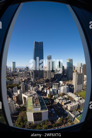 Tokio, Japan. Januar 2024. Menschen, die das Stadtpanorama vom mittleren Observatorium am Tokioter Turm im Stadtzentrum aus betrachten Stockfoto