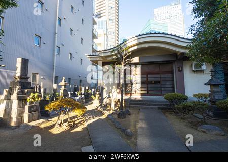 Tokyio, Japan. Januar 2024. Der kleine Friedhof des buddhistischen Tempels Hoanji im Stadtzentrum Stockfoto