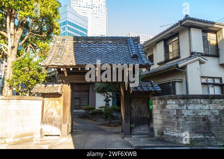 Tokyio, Japan. Januar 2024. Der Eingang des buddhistischen Hoanji-Tempels im Stadtzentrum Stockfoto