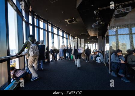 Tokio, Japan. Januar 2024. Menschen, die das Stadtpanorama vom mittleren Observatorium am Tokioter Turm im Stadtzentrum aus betrachten Stockfoto