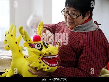 Binzhou, China. Januar 2024. Ein Handwerker macht am 29. Januar 2024 einen Tuchdrachen in Binzhou, China. (Foto: Costfoto/NurPhoto) Credit: NurPhoto SRL/Alamy Live News Stockfoto