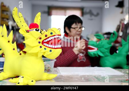 Binzhou, China. Januar 2024. Ein Handwerker macht am 29. Januar 2024 einen Tuchdrachen in Binzhou, China. (Foto: Costfoto/NurPhoto) Credit: NurPhoto SRL/Alamy Live News Stockfoto