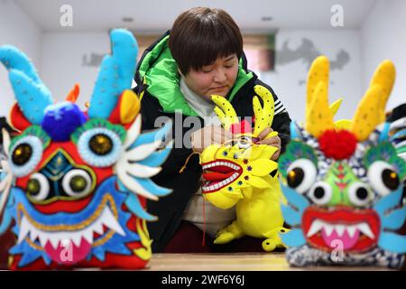 Binzhou, China. Januar 2024. Ein Handwerker macht am 29. Januar 2024 einen Tuchdrachen in Binzhou, China. (Foto: Costfoto/NurPhoto) Credit: NurPhoto SRL/Alamy Live News Stockfoto