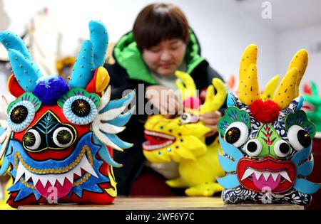 Binzhou, China. Januar 2024. Ein Handwerker macht am 29. Januar 2024 einen Tuchdrachen in Binzhou, China. (Foto: Costfoto/NurPhoto) Credit: NurPhoto SRL/Alamy Live News Stockfoto