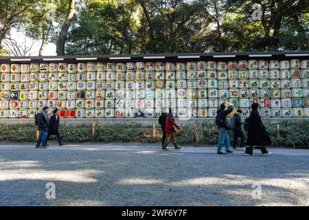 Tokio, Japan. Januar 2024. Meiji Jingu geweihte Sake-Fässer stapelten sich auf dem Gelände des Meriji-Tempels Stockfoto