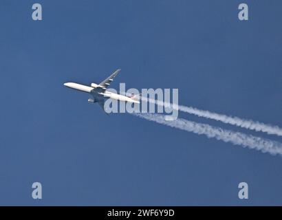 Sieversdorf, Deutschland. Januar 2024. Ein Flugzeug der Turkish Airlines Boeing 777-3F2ER mit der Registrierung TC-JJF. Quelle: Patrick Pleul/dpa/Alamy Live News Stockfoto