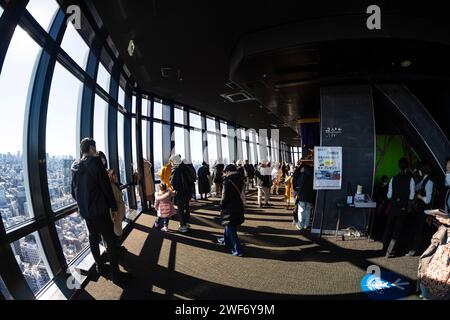 Tokio, Japan. Januar 2024. Menschen, die das Stadtpanorama vom mittleren Observatorium am Tokioter Turm im Stadtzentrum aus betrachten Stockfoto