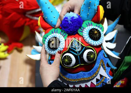 Binzhou, China. Januar 2024. Ein Handwerker macht am 29. Januar 2024 einen Tuchdrachen in Binzhou, China. (Foto: Costfoto/NurPhoto) Credit: NurPhoto SRL/Alamy Live News Stockfoto