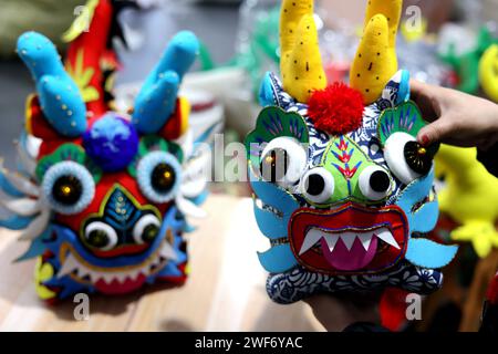 Binzhou, China. Januar 2024. Ein Handwerker macht am 29. Januar 2024 einen Tuchdrachen in Binzhou, China. (Foto: Costfoto/NurPhoto) Credit: NurPhoto SRL/Alamy Live News Stockfoto