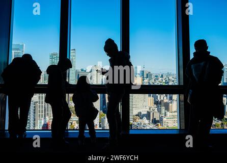 Tokio, Japan. Januar 2024. Menschen, die das Stadtpanorama vom mittleren Observatorium am Tokioter Turm im Stadtzentrum aus betrachten Stockfoto