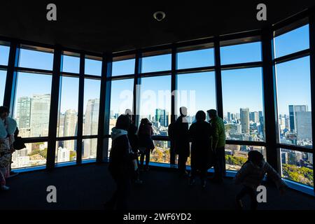 Tokio, Japan. Januar 2024. Menschen, die das Stadtpanorama vom mittleren Observatorium am Tokioter Turm im Stadtzentrum aus betrachten Stockfoto