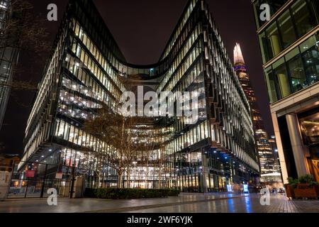 London. UK-01.27.2024. Nächtlicher Außenblick auf 7 weitere London Riverside. Ein moderner Büroblock, zu dem auch die Büros von PricewaterhouseCoope gehören Stockfoto