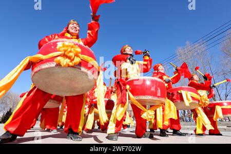 Zhangye, China. Januar 2024. Am 28. Januar 2024 probten Künstler Schlagzeug in Zhangye, China. (Foto: Costfoto/NurPhoto) Credit: NurPhoto SRL/Alamy Live News Stockfoto