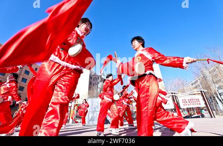 Zhangye, China. Januar 2024. Am 28. Januar 2024 Proben Künstler in Zhangye, China, Hüfttrommeln. (Foto: Costfoto/NurPhoto) Credit: NurPhoto SRL/Alamy Live News Stockfoto