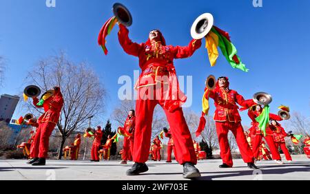 Zhangye, China. Januar 2024. Am 28. Januar 2024 probten Künstler Schlagzeug in Zhangye, China. (Foto: Costfoto/NurPhoto) Credit: NurPhoto SRL/Alamy Live News Stockfoto