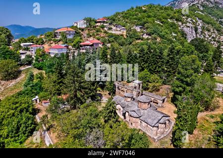 Das Kloster der Jungfrau Maria („Koimisis tis Theotokou“, gegründet 1633), Dorf Spilaio, Grevena, Westmakedonien, Griechenland. Stockfoto