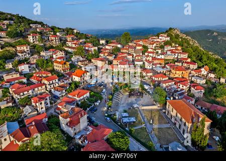 Luftaufnahme von Spilaio, einem der schönsten griechischen Bergdörfer. Grevena, Westmakedonien, Griechenland. Stockfoto