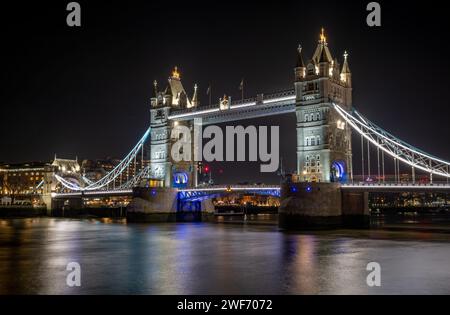 Eine nächtliche, lange belichtete Tower Bridge vom Queens Walk am Südufer der Themse mit farbenfrohen Lichtern und wunderschönem Licht Stockfoto