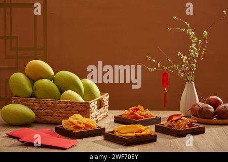 Vorderansicht von Mangos, Passionsfrüchten und Obstmarmelade auf Holztisch. Es sind traditionelle Speisen im traditionellen Tet-Urlaub. Lunar Silvester. Dekora Stockfoto