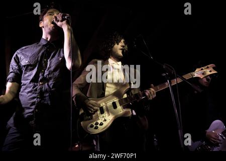 Nick Mallins und Charlie Salt von Meuterern spielen live in der Kraak Gallery, Manchester am 7. März 2014 Stockfoto