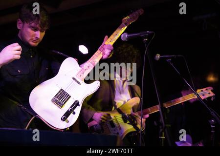 Nick Mallins und Charlie Salt von Meuterern spielen live in der Kraak Gallery, Manchester am 7. März 2014 Stockfoto