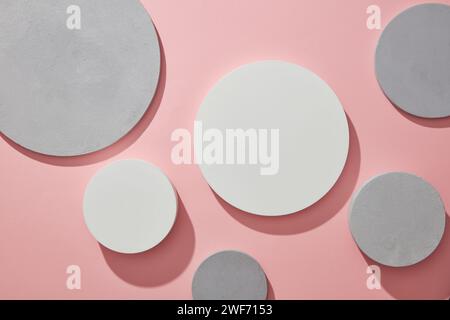 Hintergrund für Displaykosmetik mit weißen und grauen runden leeren Podesten auf trendigem Rosa. Hintergrund-Illustration für Werbung. Draufsicht, flach. Stockfoto