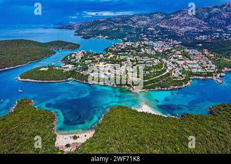 Aus der Vogelperspektive auf die malerische Stadt Syvota (oder „Sivota“), eines der beliebtesten Resorts von Epirus, Griechenland. Auf der rechten Seite, Bella Vraka Beach. Stockfoto