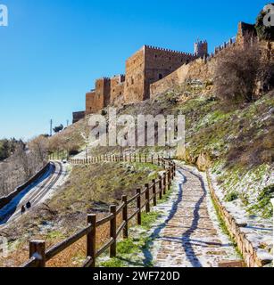 Das Schloss der Bischöfe von Sigüenza. Blick vom Paseo de la Ronda. Guadalajara, Castilla la Mancha, Spanien. Stockfoto