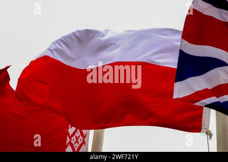 Sharm El Sheikh, Ägypten. Januar 2024. Die Flagge Polens flattert im Wind auf dem Fahnenmast eines der Hotels in Ägypten. (Foto: Maksim Konstantinov/SOPA Images/SIPA USA) Credit: SIPA USA/Alamy Live News Stockfoto