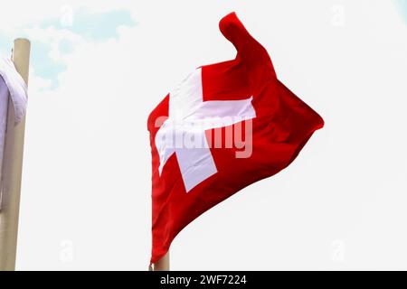 Sharm El Sheikh, Ägypten. Januar 2024. Die Schweizer Flagge winkt im Wind auf dem Fahnenmast eines der Hotels in Ägypten. (Foto: Maksim Konstantinov/SOPA Images/SIPA USA) Credit: SIPA USA/Alamy Live News Stockfoto