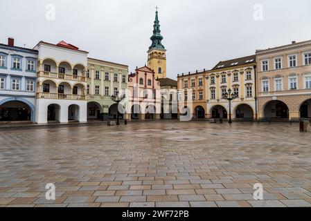 Hitsorischer Masarykovo Namesti Platz mit alten Gebäuden in Novy Jicin Stadt in der Tschechischen republik Stockfoto