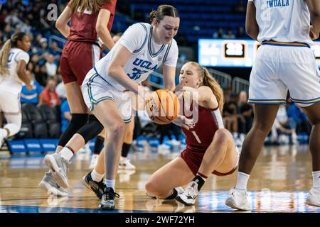 UCLA Bruins Stürmer Angela Dugalic (32) kämpft während eines NCAA-Basketballgas für Frauen mit Tara Wallack (1) um den Besitz Stockfoto