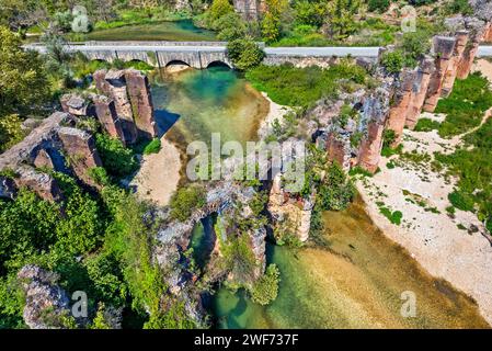 Das römische Aquädukt des antiken Nikopolis und des Flusses Louros in Agios Georgios, Gemeinde Philippiada, Preveza, Epirus, Griechenland. Stockfoto