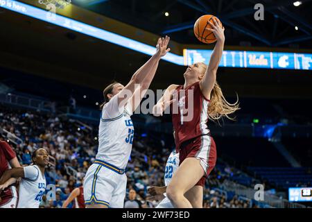 Washington State Cougars schützen Tara Wallack (1) schießt auf UCLA Bruins Stürmer Angela Dugalic (32) während eines NCAA Frauen Basketballspiels am Sonntag, Jan Stockfoto