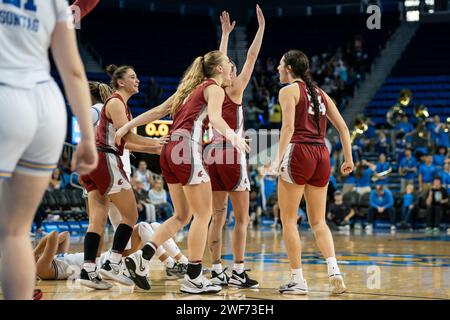 Die Washington State Cougars Garde Jenna Villa (34) feiert mit der Wärterin Tara Wallack (1) nach einem NCAA-Basketballspiel gegen die UCLA Bruins, S Stockfoto