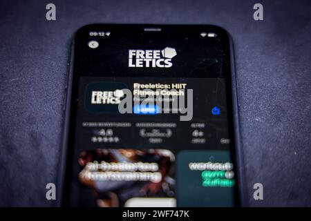 Apple App Store auf einem iPhone. Essentials, TOP 10 Workout-Apps. Freeletics: HIT Fitness Coach. // 29.01.2024 Stockfoto