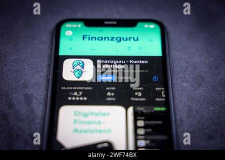 Apple App Store auf einem iPhone. Essentials, TOP 10 Finanz-Apps. Finanzguru - Konten & Verträge. // 29.01.2024 Stockfoto