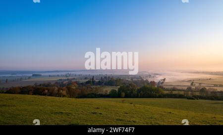 Misty Morning, gesehen von Wittenham Clumps Oxfordshire Stockfoto