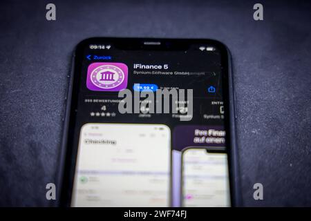 Apple App Store auf einem iPhone. Essentials, TOP 10 Finanz-Apps. IFinance 5. // 29.01.2024 Stockfoto